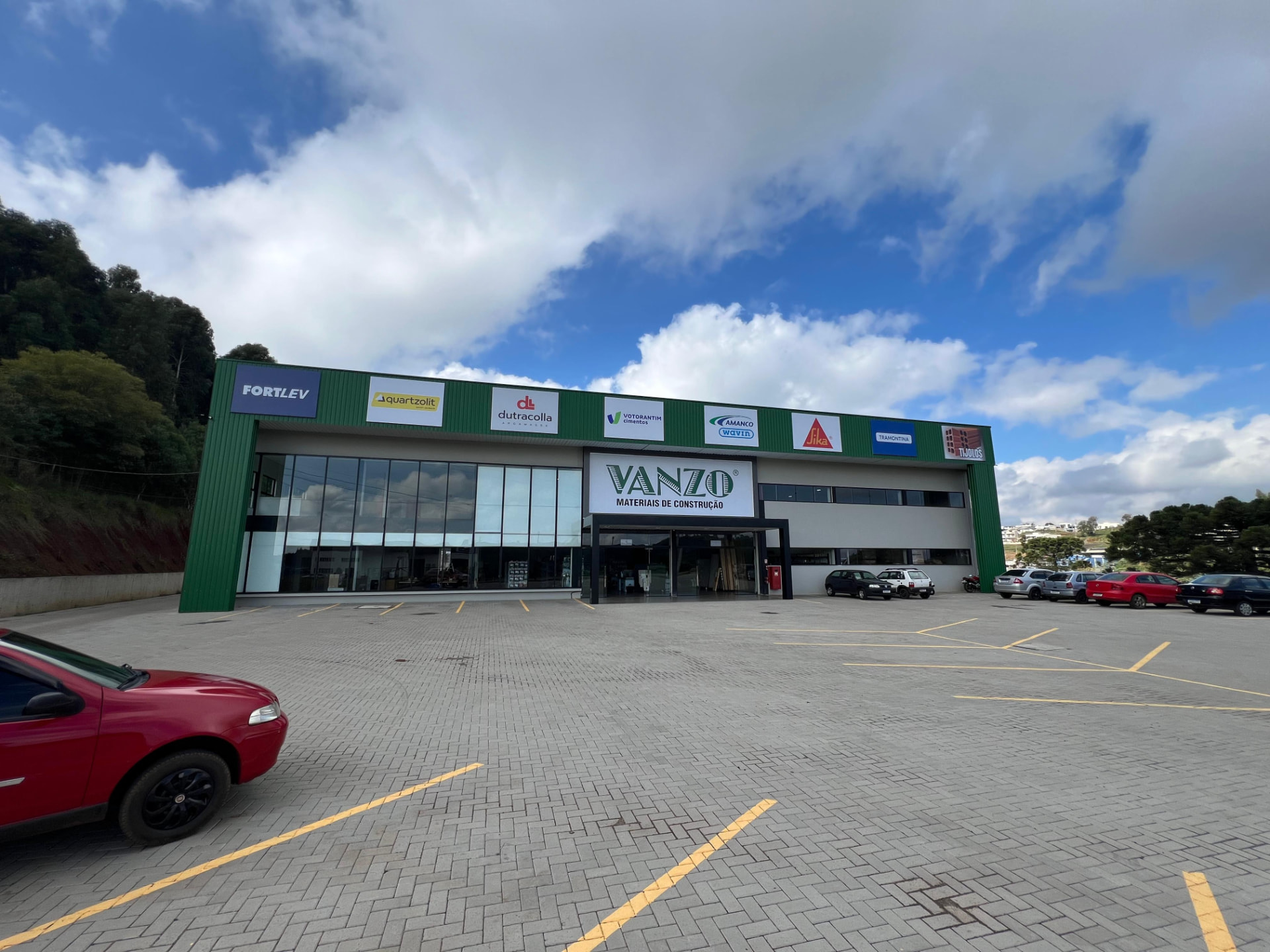 Fachada da loja Vanzo Materiais de Construção em Pato Branco
