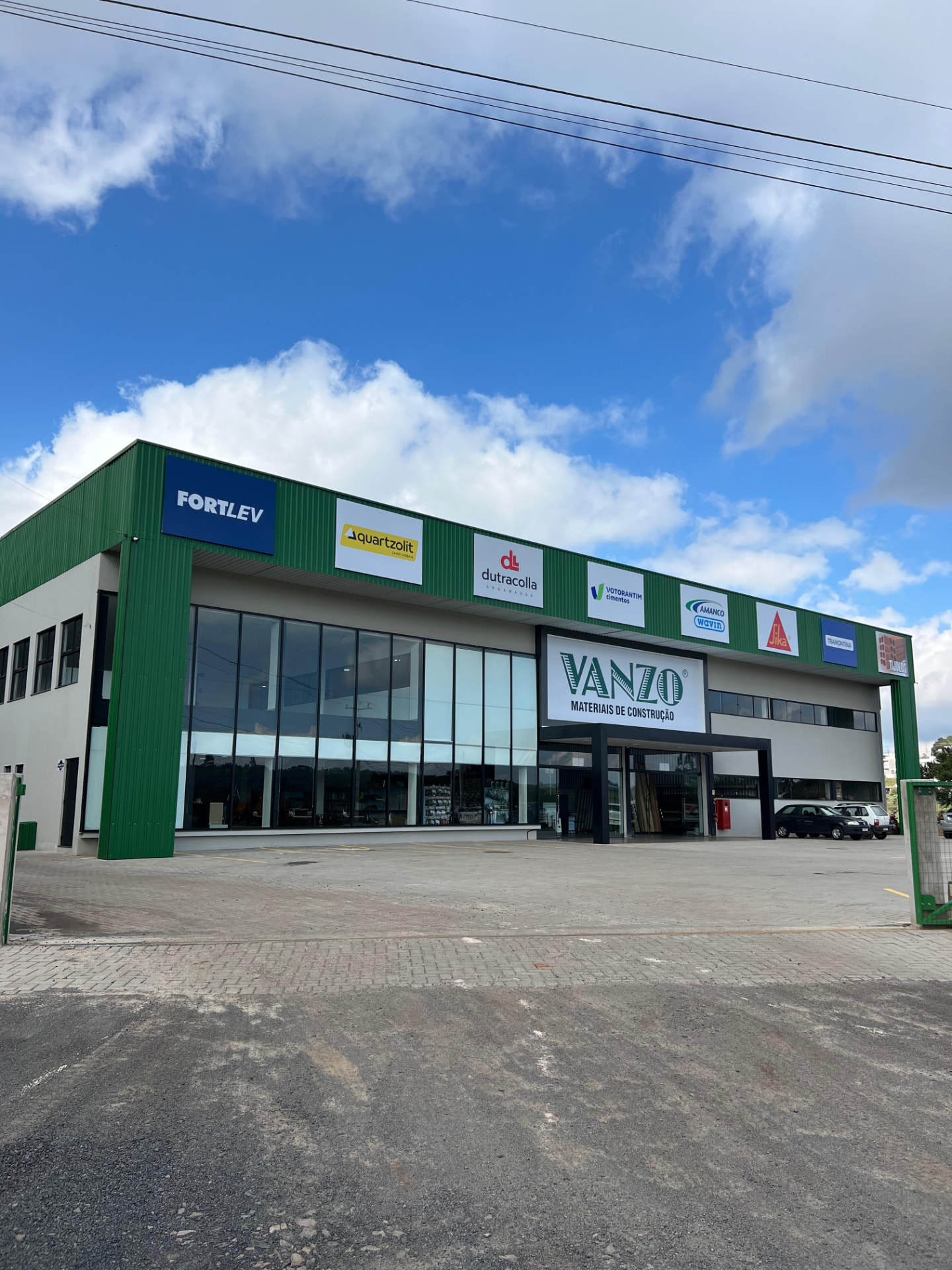Fachada da Matriz Vanzo na BR-158